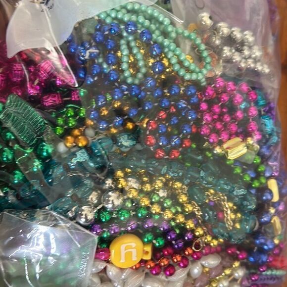 4 lbs of assorted plastic beads. - Picture 3 of 3